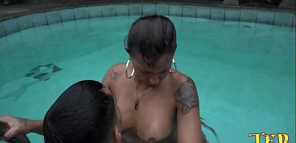  A estrela pornô aprontando dentro da água com o dotado - Suzy Anderson - Big Bambu